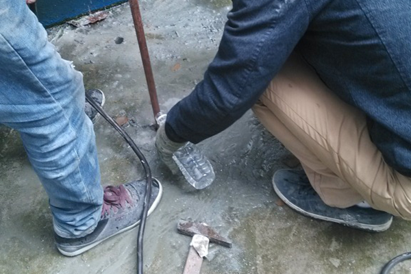 環(huán)氧防靜電地坪漆接地系統(tǒng)施工進行中.jpg