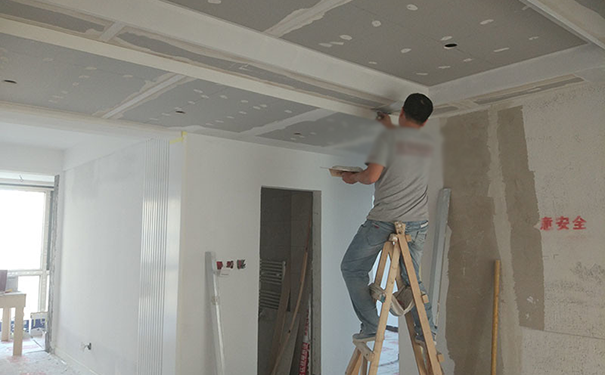 內(nèi)墻膩?zhàn)臃垡黄椒揭嗌倌佔(zhàn)臃?