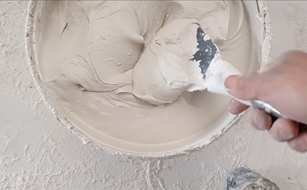 膩子粉加膠水好還是加水的好?