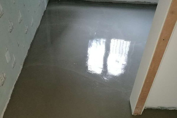 自流平水泥修補地面等待固化.png