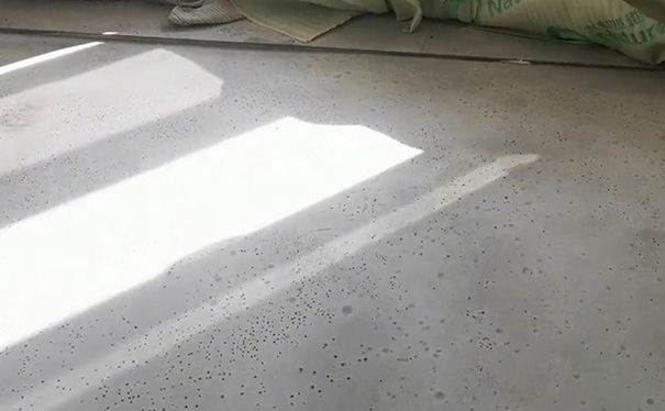 水泥自流平需要灑水養(yǎng)護(hù)嗎?